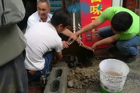 门口水表玻璃爆裂，直接更换却堵不住水，更换一种零件确解决了视频封面