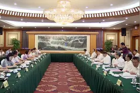 江西省在深开展经贸交流活动 易炼红王伟中出席赣深两地座谈会视频封面