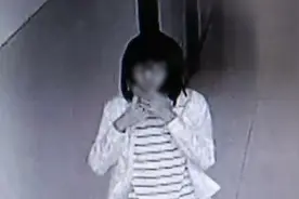 男子扮女装潜入女生宿舍盗窃，偷完躲厕所，最终举止怪异被发现！视频封面