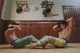 看了成龙和元彪的这段晨练，不得不感叹无愧为老一代的武打演员！视频封面