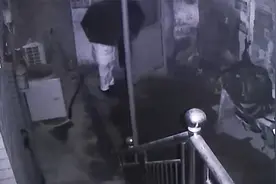 吓坏了！女租客凌晨醒来发现床边站着陌生男人，民警一查还是惯犯视频封面