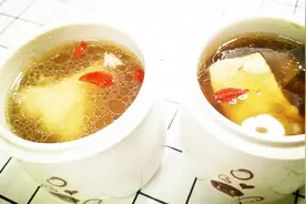 猪蹄排骨隔水炖，入口即化，一夹就脱骨，嫩到没朋友