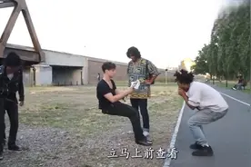老外发明“隐身椅”，当街坐在空气上，过往人看得目瞪口呆