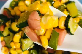 手残党也能学会！好看又有颜值的黄瓜炒火腿玉米粒，香甜清脆可口