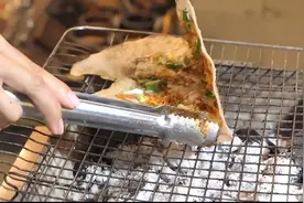 泰国街头的特色烤饼，这手艺炉火纯青，薄薄的饼皮看着就很馋人！