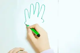 父母陪孩子自制父亲节礼物，小小手指画一画游戏，爸爸看了很感动视频封面