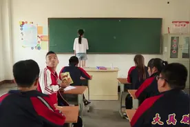 学生上课吃零食，老师的教育方式真奇葩，太逗了视频封面