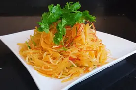 饭店又沙又香的《咸蛋黄土豆丝》竟如此简单，比香辣土豆丝还香视频封面