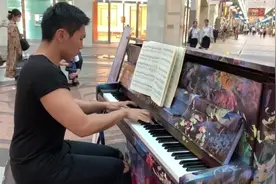健美钢琴帅哥，日本街头弹一曲萧邦，超有味道啊！视频封面