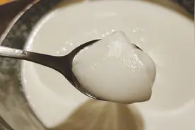 好吃到碗都炸裂的懒人双皮奶，又名牛奶蒸蛋，春日美食家又翻车了视频封面