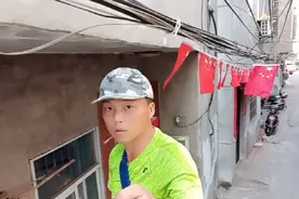 有人说一般普通老百姓家是不能挂五星红旗的，咱也不懂，欢迎告知视频封面