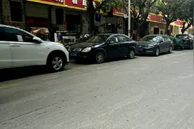 深圳交警抄牌，一条巷子机动车都违停，大游的车也不例外