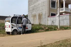 为了让父亲安心外面赚钱，阿根扛起了照顾侄女责任，只为早日换肾