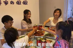 干儿子来家做客，干妈准备什么好吃的款待，干儿子夸干妈年轻视频封面
