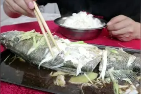 60元买了一条三斤重鲈鱼，清蒸鲈鱼，真鲜真过瘾，吃的停不下来视频封面