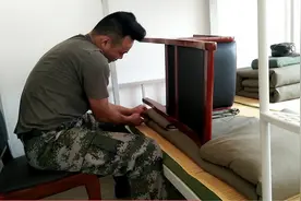 家里的厚棉被怎样才能叠成豆腐块，退役军人现场教你方法，真实用