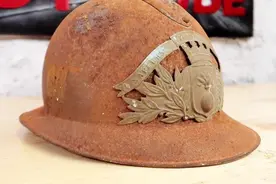 修复一顶中世纪的消防头盔，翻新完依然结实耐用，很赞视频封面