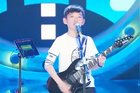 阳光少年帅来登台！自弹自唱嗨翻全场，听完这歌路转粉了！视频封面