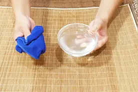 夏天睡凉席又热又粘？教你用这个方法擦一擦，睡着凉爽舒服又驱蚊视频封面