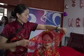 山东小伙接亲，丈母嫁为女儿盖头纱，新娘脸上露出幸福的笑容视频封面