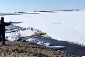 2020年2月11日有网友拍视频称兴凯湖地震了，冰