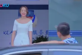 女警脱掉警服，穿搭白色裙子化完妆，一出来同事们都看傻眼了！视频封面