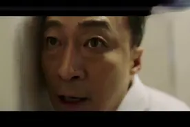 男子站在阳台上亲眼看见女孩被杀，和杀人凶手四目相对，腿发抖视频封面