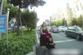 孩子抵罚款？女子机动车道上推婴儿车 拒交罚款丢下孩子扬长而去视频封面