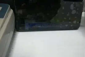 看看这手机换完屏一闪一闪的，是屏有问题还手机有问题视频封面