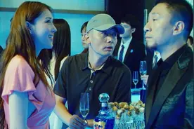 美女做慈善救企鹅，北极冰川在融化，企鹅宝宝要失去他们的家园了视频封面
