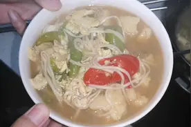 青椒炒蛋汤面这样做省时省力 5分钟搞定，吃面就蒜香味增一半，