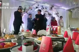 婚礼上新郎父亲表话，感谢新娘父亲养育了一个好女儿视频封面