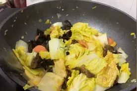 来一锅热气腾腾的香肠白菜豆腐煲 暖胃又下饭