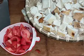 临沂特色面食大锅饼怎么吃呢？用西红柿烩一锅，卖相一般但是好吃