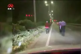 老人夜间在车流中“散步”，民警上前劝阻无效，只得这样做视频封面