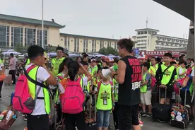 西安火车站：参加夏令营活动的孩子真多，都是统一服装视频封面