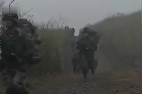 女兵参加野外训练，直接把鞋子脱了光脚跑，这个是真的拼了视频封面