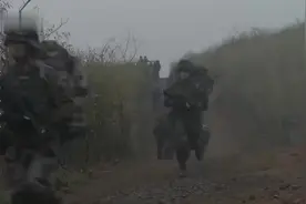 女兵参加野外训练，直接把鞋子脱了光脚跑，这个是真的拼了视频封面
