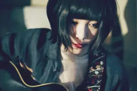 日本女高中生Miyuna演唱《轻飘飘》，音色有着超龄的成熟与爆发力