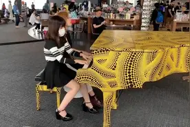 日本神曲《千本樱》这样弹奏才过瘾，日本两女孩钢琴四手超燃联弹