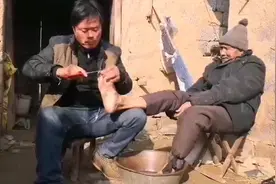 给八十五岁父亲剪脚趾甲，脱下袜子那一刻，眼睛湿润了视频封面