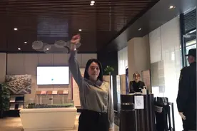 趁售楼处没有客户，同事忙里偷闲录抖音，最高礼仪送给大家