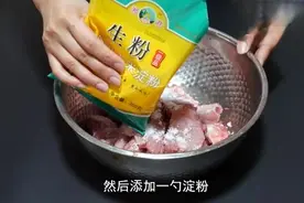 排骨不要焯水了，教你一招，血水和脏东西全跑出来，快速又省事视频封面