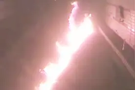 惊险！汽车隧道内爆燃，现场火光冲天 司机飞奔将妻子拉出火海视频封面