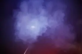 1米8残疾男孩追求袖珍少女，细节引起爆笑，两人脚趾比心太新颖！视频封面