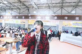 大学食堂，毕业生一首《喜欢你》惊艳全场，经典歌曲致敬青春视频封面