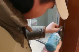 精装房卫生间门关不上，木工师傅调了一下什么让它能关上了视频封面
