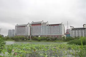 安徽唯一一个准六星级酒店 五大酒店一条酒吧街构建仿徽派建筑群视频封面