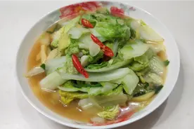 清炒金丝白菜，味道清淡爽口，这样做特别是个夏天吃