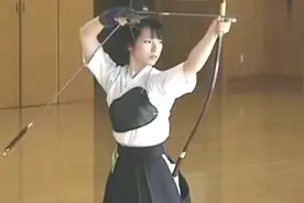 日本少女练习传统射箭，还没见过这么奇怪的射箭方式_XG视频封面